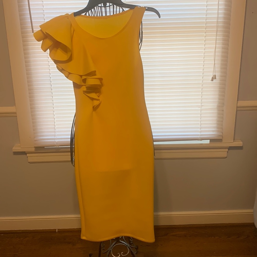 Size Small (4) Yellow Dress